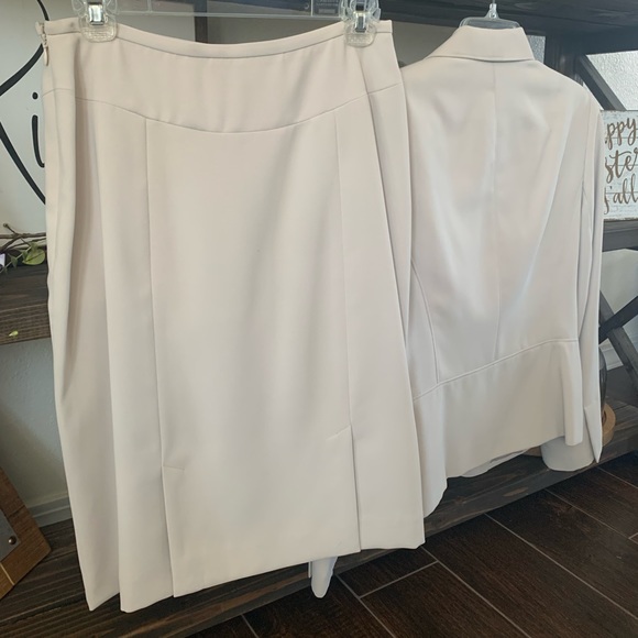 Worthington cream skirt suit - Picture 3 of 4